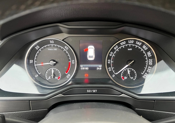 Skoda Superb cena 59900 przebieg: 239000, rok produkcji 2018 z Mieroszów małe 781